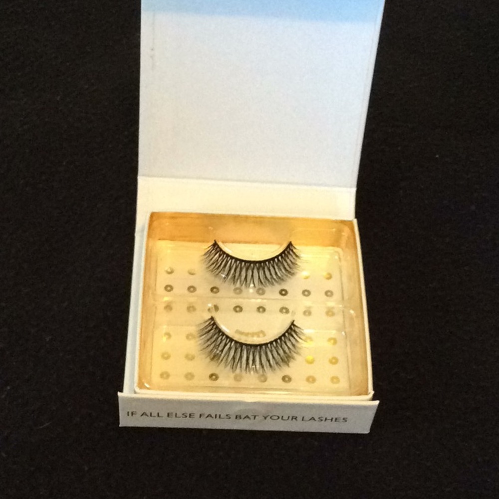 Eye lashes